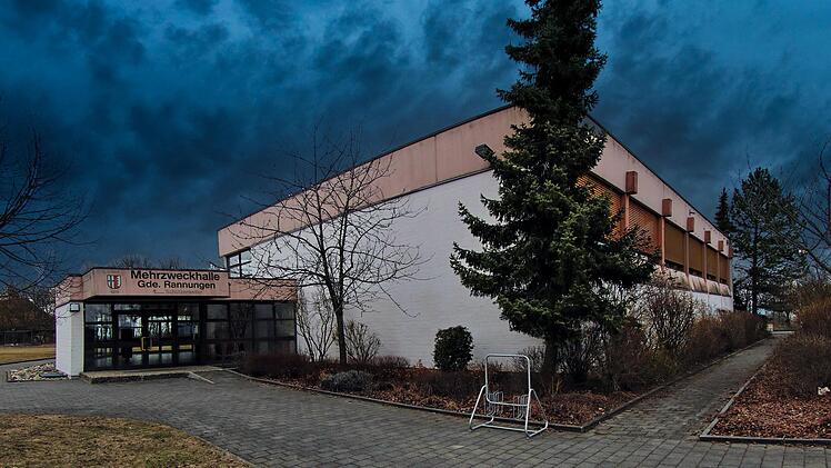 Dunkle Wolken über der Rannunger Mehrzwecklalle? Die in die Jahre gekommene Halle muss dringend saniert werden. Ob sich die Gemeinde das, jedenfalls im Augenblick im bisher geplanten Umfang, leisten kann, wurde in der jüngsten Sitzung des Gemeinderates kontrovers diskutiert. Foto: Dieter Britz