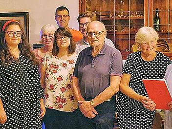 Der für vierzig Jahre Mitgliedschaft geehrte Manfred Schwab (ganz rechts) mit dem neu gewählten Vorstand der Gräfenberger SPD.