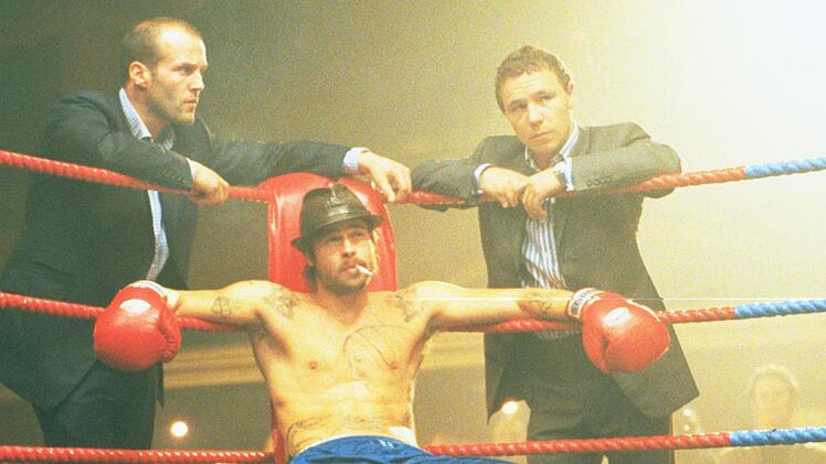 Pech f&uuml;r Turkish (Jason Statham, links) und Tommy (Stephen Graham, rechts): Ihr Sch&uuml;tzling Mickey (Brad Pitt) ist nach einer durchzechten Nacht gar nicht gut drauf. Wird er so k&auml;mpfen wie verabredet?