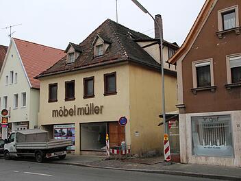 Lange Zeit stand das Haus leer. Jetzt wird es abgerissen. Fotos: Josef Hofbauer