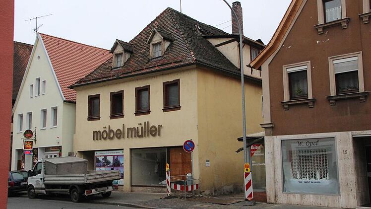 Lange Zeit stand das Haus leer. Jetzt wird es abgerissen. Fotos: Josef Hofbauer