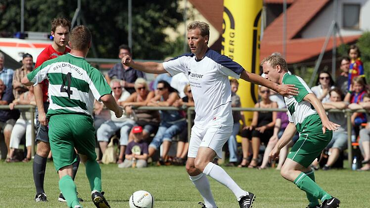 Weltmeister Guido Buchwald (weißes Trikot, hier bei einem Auftritt in einem Prominentenspiel in Drosendorf) wird am 21. Juni in Rügheim erwartet.