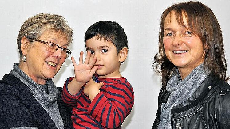 Bürgermeisterin Christine Frieß (rechts) hatte Willkommensgeschenke für die Neubürger mitgebracht. Der kleine Ayub (im Bild) war gerade mal zwei Wochen alt, als er mit seiner Mutter und den Geschwistern in Weismain ankam.  Fotos: Ingrid Kohles