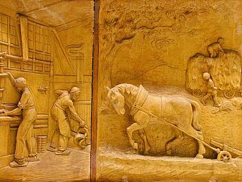 Dieses Relief von Lindor Kühnlenz aus dem Jahr 1942 befindet sich im Depot der Städtischen Sammlungen Coburg. Es zeigt eine idealisierte Darstellung der Arbeitswelt zu dieser Zeit - aber es arbeiten nur Frauen, Kinder und alte Männer. Zwangsarbeiter sind nicht zu sehen, obwohl ohne sie die Wirtschaft zu dieser Zeit kaum aufrechtzuerhalten gewesen wäre. Auch die Faktenlage über Zwangsarbeit in Coburg ist nach wie vor dünn - nach dem gescheiterten Versuch von 2002/05 gab es keine Aufarbeitung m...