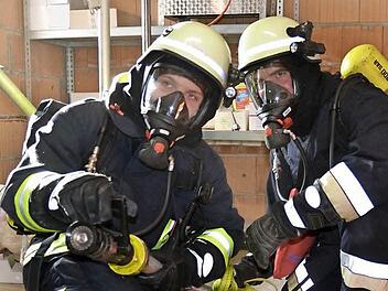 Zwei Atemschutzgeräteträger sind hier bei einer Übung der Feuerwehr Stangenroth zu sehen. Foto: Kupka-Hahn