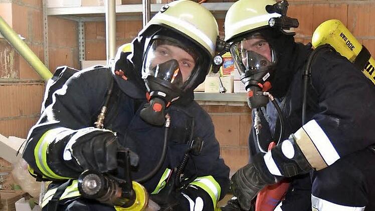 Zwei Atemschutzgeräteträger sind hier bei einer Übung der Feuerwehr Stangenroth zu sehen. Foto: Kupka-Hahn
