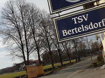 Wenn in den nächsten drei Monaten kein neuer Vorsitzender gefunden wird, der den Verein leitet, würde der TSV Bertelsdorf - hier das Sportheim und links der Sportplatz - zunächst unter Zwangsverwaltung gestellt werden. Foto: Jochen Berger