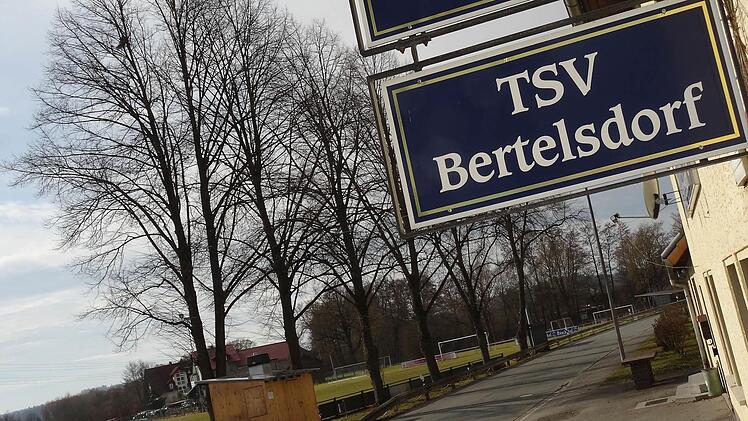 Wenn in den nächsten drei Monaten kein neuer Vorsitzender gefunden wird, der den Verein leitet, würde der TSV Bertelsdorf - hier das Sportheim und links der Sportplatz - zunächst unter Zwangsverwaltung gestellt werden. Foto: Jochen Berger