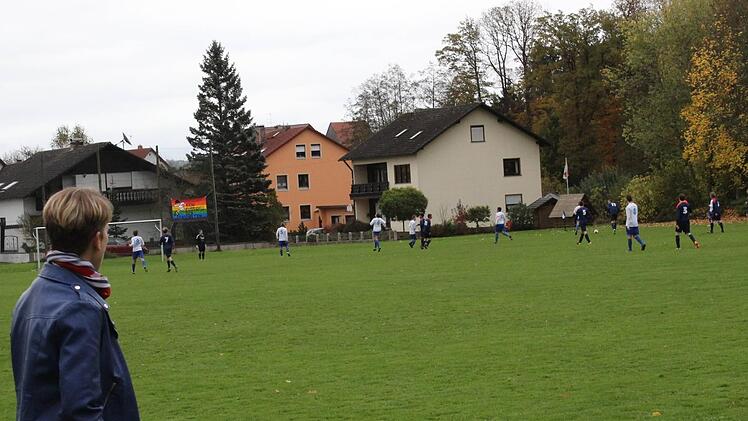Seit 2014 wird  (nach fünfjähriger Pause wegen Spielermangels) auch wieder Fußball gespielt beim FC Trieb. Vorsitzende Susanne Kraus freut sich darüber - und nicht nur sie.Waltraud Schramm
