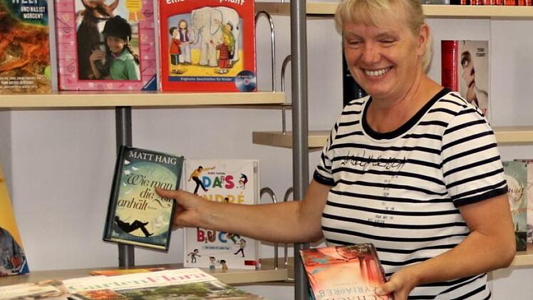 Karin Eder arbeitet seit der Eröffnung des "KOMM" in der Gemeindebücherei. Foto: Helmut Will