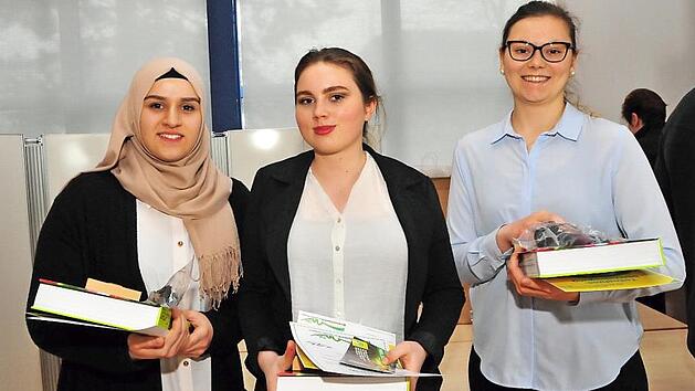 Beim Berufswettbewerb der Landjugend siegten im Bereich Hauswirtschaft (von links): Kordelen Esmer aus Wunsiedel, Johanna G&ouml;&szlig;wein aus Wolframs-Eschenbach und Anja Herold aus Weismain.  Foto: Stephan Herbert Fuchs