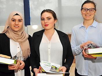 Beim Berufswettbewerb der Landjugend siegten im Bereich Hauswirtschaft (von links): Kordelen Esmer aus Wunsiedel, Johanna G&ouml;&szlig;wein aus Wolframs-Eschenbach und Anja Herold aus Weismain.  Foto: Stephan Herbert Fuchs