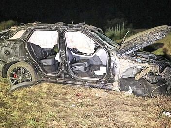 Der verungl&uuml;ckte SUV kam nach dem &Uuml;berschlag auf einem Feld zum Stehen. Foto: News5/Merzbach