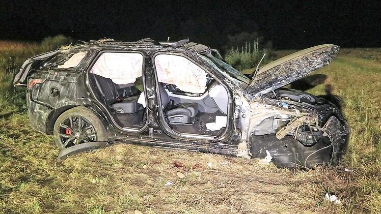 Der verungl&uuml;ckte SUV kam nach dem &Uuml;berschlag auf einem Feld zum Stehen. Foto: News5/Merzbach