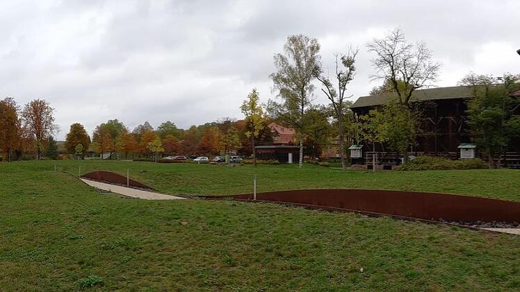 Das Areal zwischen Gradierbau und Saale heute: Die Wiese wurde wellenf&ouml;rmig  gestaltet, der Runde Brunnen rechts ist mit einer Plexiglaskuppel abgedeckt und von Eisenstelen umringt. Benedikt Borst