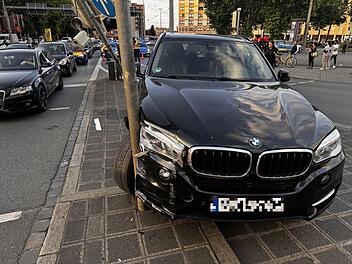Unfall im Autokorso am N&uuml;rnberger Pl&auml;rrer: Polizei teilt wichtige Botschaft mit