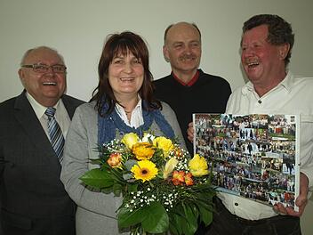 Bürgermeister Siegfried Erhard (links) verabschiedete den stellvertretenden Bauhofleiter Josef Lenhart (rechts) in den Ruhestand und ehrte für 25 Jahre im öffentlichen Dienst Verwaltungsangestellte Petra Hofmann und Forstwirt Stefan Kuhn. Foto: Stefan Geiger