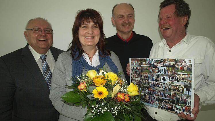 Bürgermeister Siegfried Erhard (links) verabschiedete den stellvertretenden Bauhofleiter Josef Lenhart (rechts) in den Ruhestand und ehrte für 25 Jahre im öffentlichen Dienst Verwaltungsangestellte Petra Hofmann und Forstwirt Stefan Kuhn. Foto: Stefan Geiger