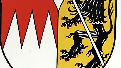 Der Schilderstreit im Landkreis Haßberge bezieht sich nur auf die Autokennzeichen. Solche Hoheitszeichen, wie sie beispielsweise noch im Oskar-Kandler-Zentrum in Kirchlauter hängen, wünscht sich keiner der Befürworter von EBN zurück. Foto: Ralf Kestel