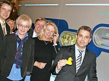 Die Kurdirektoren des Bäderlandes Bayerische Rhön sind begeistert von der Ausstellung: (von links) Thomas Beck (Bad Bocklet), Anja Hildmann (Bad Neustadt), Werner Angermüller (Bad Königshofen), Andrea Schallenkammer (Bad Brückenau) und Frank Oette (Bad Kissingen). Foto: Werner Vogel