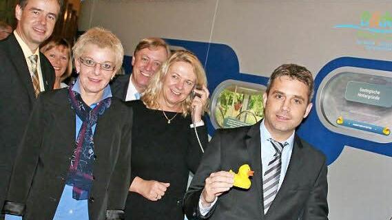 Die Kurdirektoren des Bäderlandes Bayerische Rhön sind begeistert von der Ausstellung: (von links) Thomas Beck (Bad Bocklet), Anja Hildmann (Bad Neustadt), Werner Angermüller (Bad Königshofen), Andrea Schallenkammer (Bad Brückenau) und Frank Oette (Bad Kissingen). Foto: Werner Vogel