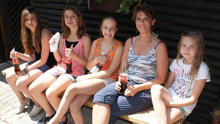 Anika Schneider, Charlotte Ritz, Filomena Kaim, Kerstin Ritz und Nora Schneider gönnen sich eine Pause. Foto: Stefanie Karl