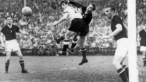 Das Endspiel 1954 im Berner Wankdorf-Stadion. Im Bild (von links) die Spieler Gyula Lorant, Hans Schäfer, der ungarische Torhüter Gyula Grosics und Mihaly Lantos.  Foto: dpa/Archiv