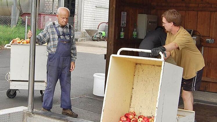 Ob in kleiner Menge oder mit Großanhänger angeliefert - jeder Apfel kommt in die Presse.
