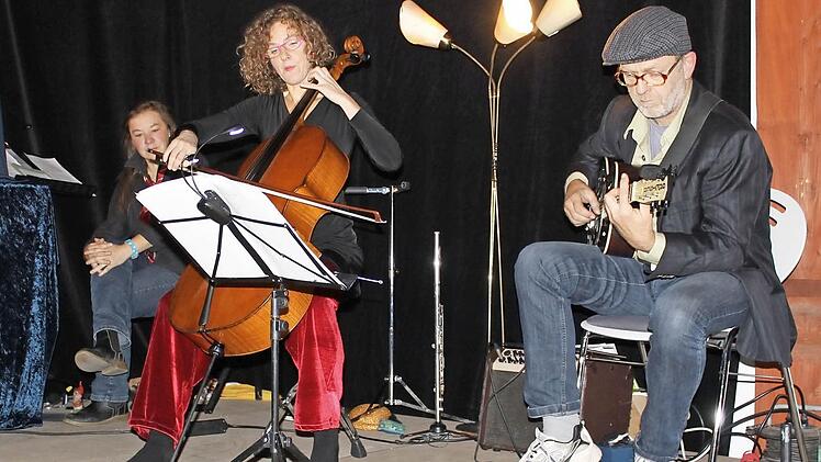 Mord und Totschlag im Stadtturm: Das Trio Morbido pr&auml;sentierte blutige Kurzgeschichten und Musikst&uuml;cke. Foto: Teresa Hirschberg