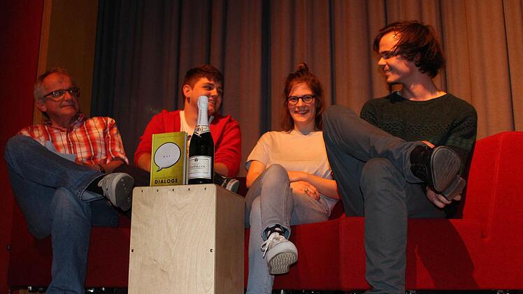 Die Finalisten warten auf der Couch auf ihren zweiten Auftritt: (von links) Peter Lorber, Sven Hensel, Svenja Gräfen und Nick Pötter.
