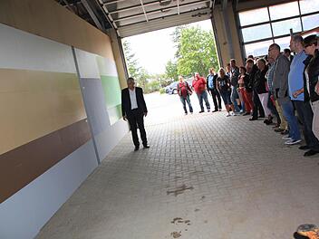 Vor der Gemeinderatssitzung erläuterte Bürgermeister Bernhard Storath den Räten die verschiedenen Möglichkeiten der Farbgebung für die Schallschutzwände an der ICE-Trasse. Foto: Matthias Einwag