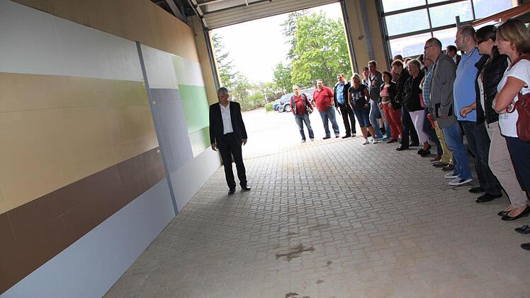 Vor der Gemeinderatssitzung erläuterte Bürgermeister Bernhard Storath den Räten die verschiedenen Möglichkeiten der Farbgebung für die Schallschutzwände an der ICE-Trasse. Foto: Matthias Einwag