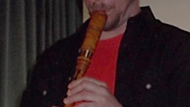 Peter Saam beherrscht das schwer zu spielende Krummhorn, welches einem umgekehrten Spazierstock ähnelt. Foto: Cornelia Schmitt