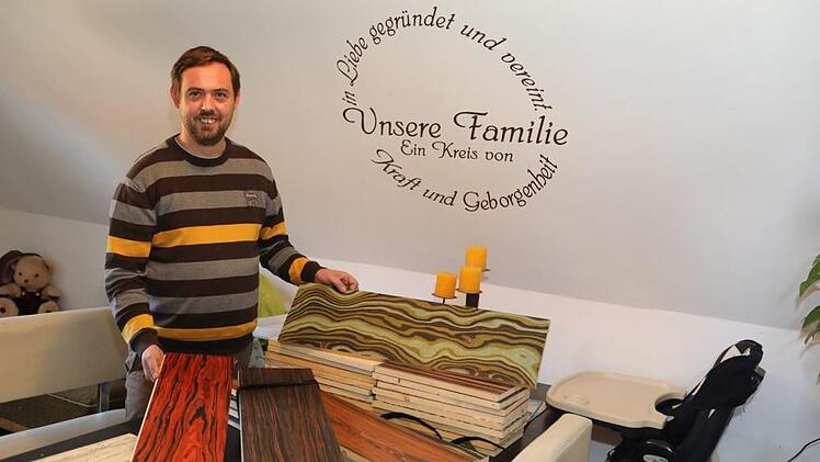 Wilfried Zirkel zeigt einige Muster. Barbara Herbst