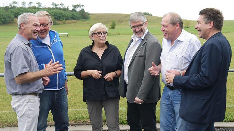 Gut gelaunt und kritisch: Die SPD-Fraktion im Kreistag sieht den Landkreis Coburg in vielen Bereichen auf einem guten Weg. Darüber diskutieren (von links) Frank Rebhan, Norbert Kastner, Petra Schneider,  Michael Busch, Thomas Rausch und Carsten Höllein.Berthold Köhler
