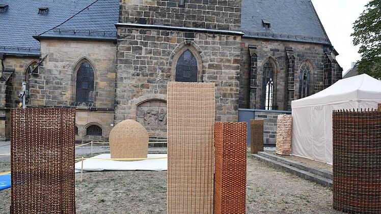 Sehenswert ist das flechterische Projekt "Geflecht und Raum" vor der Stadtpfarrkirche.