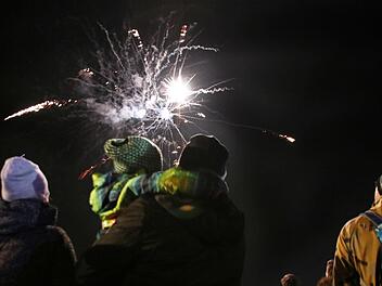Auch zahlreiche Kinder bewunderten die bunten Raketen auf den Armen und Schultern ihrer Eltern oder mit dem Smartphone bewaffnet. Foto: Sebastian Schanz