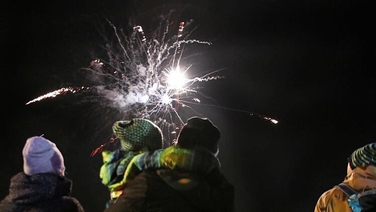 Auch zahlreiche Kinder bewunderten die bunten Raketen auf den Armen und Schultern ihrer Eltern oder mit dem Smartphone bewaffnet. Foto: Sebastian Schanz
