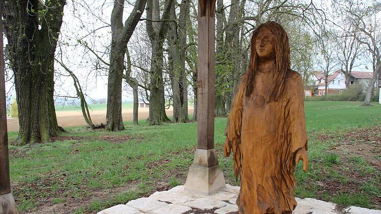 Die Figur "Elsbeth" in Moggenbrunn. Rudel