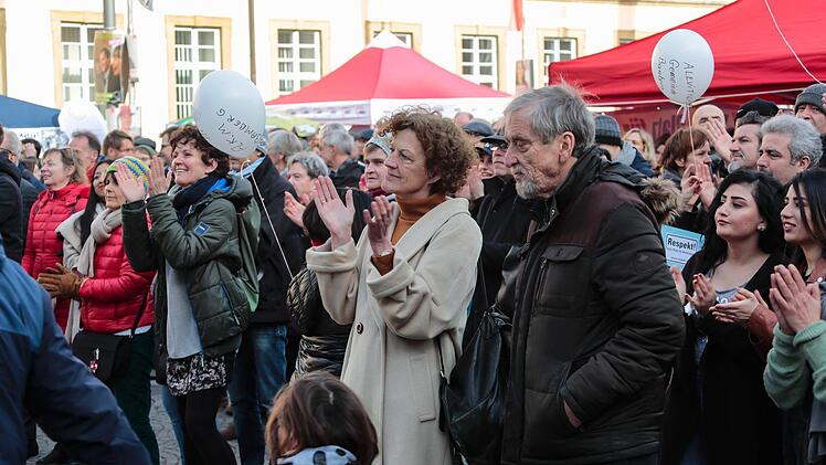 Laut Schätzungen der Polizei waren 500 Bürger auf den Maxplatz gekommen, um mehrere Stunden die Demokratie zu feiern und damit deutlich zu machen, dass  Rechtsextremisten in Bamberg nichts  verloren haben.   Foto: Matthias Hoch