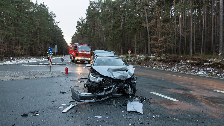 Unfall im Kreis Bamberg: Autos kollidieren miteinander