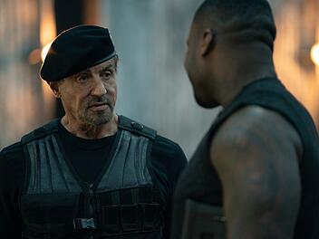 Actionveteran Sylvester Stallone (links) kehrt auch im vierten Teil der "Expendables"-Reihe als Barney "The Schizo" Ross zur&uuml;ck, um die Welt zu retten.