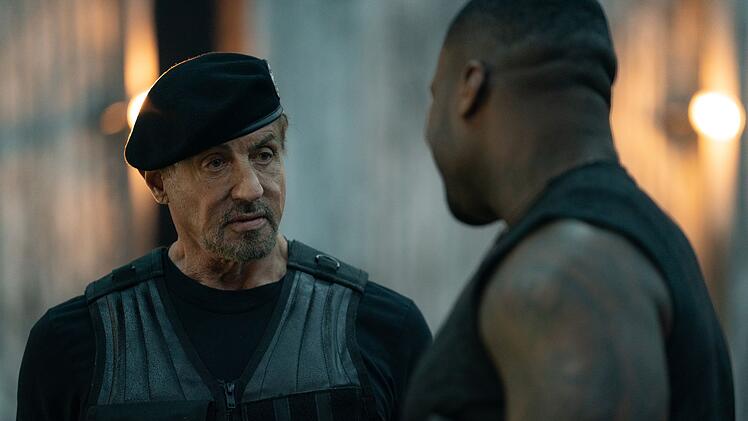 Actionveteran Sylvester Stallone (links) kehrt auch im vierten Teil der "Expendables"-Reihe als Barney "The Schizo" Ross zur&uuml;ck, um die Welt zu retten.