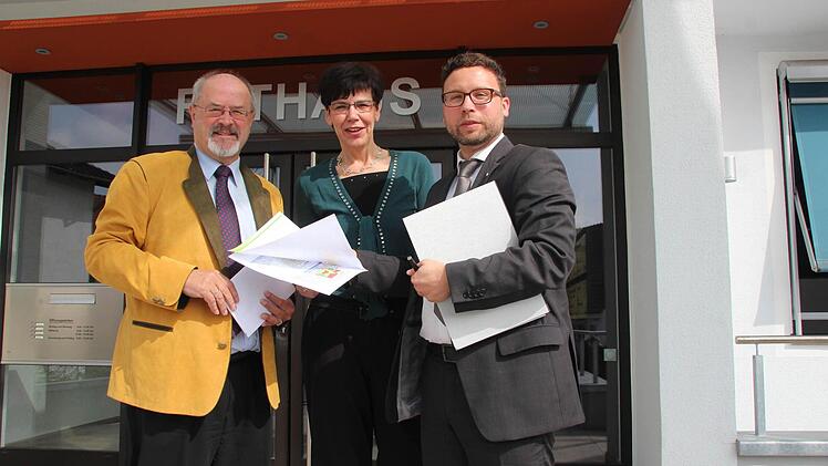 Nehmen die Petition zur Aufnahme ins Förderprogramm für die Hausärztliche Versorgung, von Martin Finzel (rechts), mit nach München: MdL Jürgen W. Heike und MdL Susann Biedefeld  Foto: Thomas Heuchling