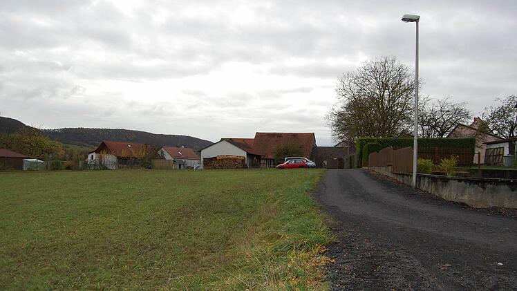 Kindergarten. Auf diesem gemeindlichen Grundstück links könnte eine neuer 3-gruppiger Kindergarten stehen. Links sieht man die Giebel des derzeitigen Kindergartens.