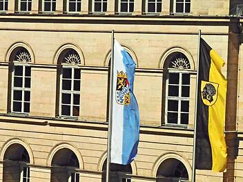 Fahne des Freistaats Bayern und der Stadt Coburg vor dem Landestheater Foto: Archiv/Jochen Berger