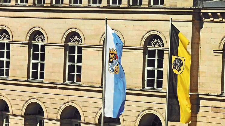 Fahne des Freistaats Bayern und der Stadt Coburg vor dem Landestheater Foto: Archiv/Jochen Berger
