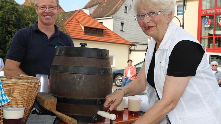 Adolf Dörflinger verteilte als Noch-Vorsitzender des Forums Getränke.