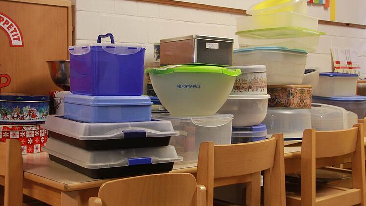 Der Inhalt der Dosen und Schachteln ist mittlerweile in über 200 Tütchen verpackt.  Fotos: Sarah Dann