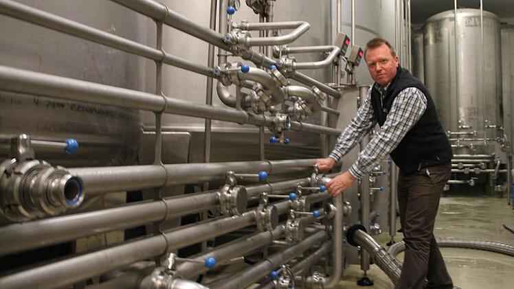Will Bräu: Braumeister Christian Schrott im Drucktankkeller. Foto: Ulrike Müller